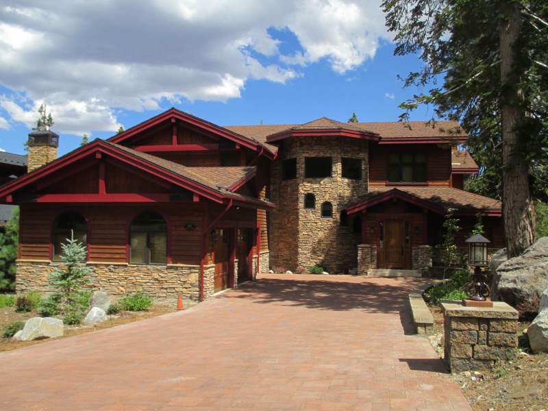 Real Estate in Mammoth Lakes: Luxury Homes 9 Photo of a home in Crooked Pines with frontage on the Sierra Star Golf course