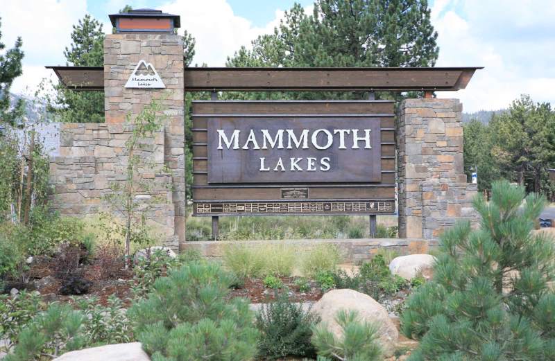 Gateway Sign Mammoth - Matthew Lehman