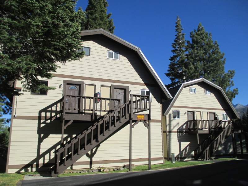 Mammoth View Villas: Condominiums in Mammoth Lakes 4 photo of these barn style condominiums near the Village at Mammoth