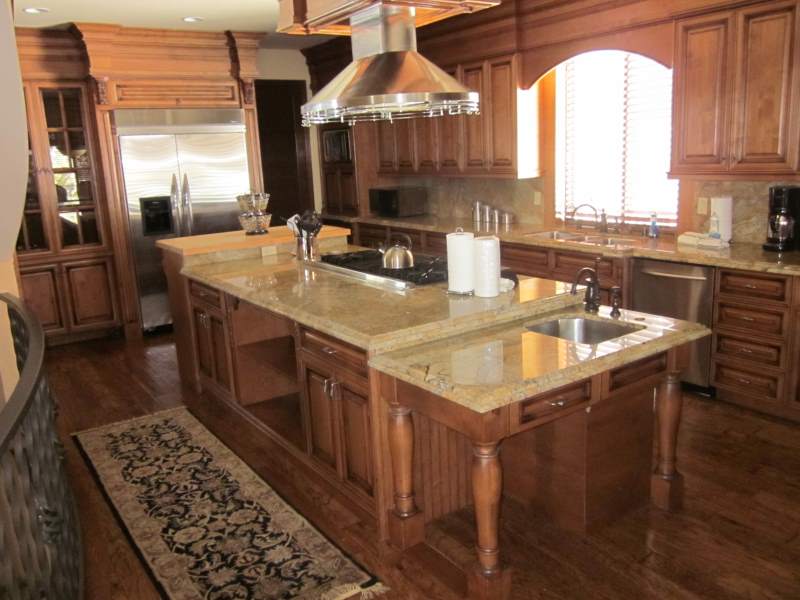 Real Estate in Mammoth Lakes: Luxury Homes 7 Granite, stainless, wood
