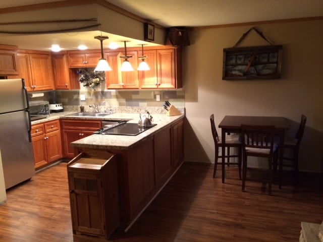 Market Report Mammoth Lakes: 2015-Q1 5 Kitchen and Dining After