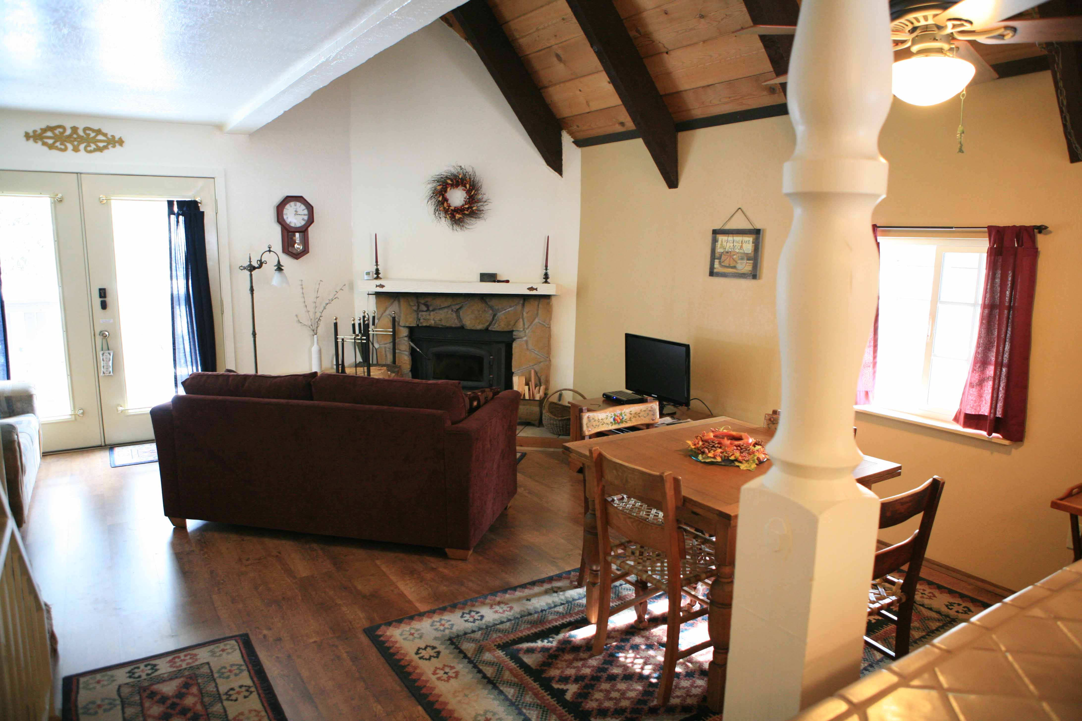 Mammoth View Villas: Condominiums in Mammoth Lakes 7 Living Room 2
