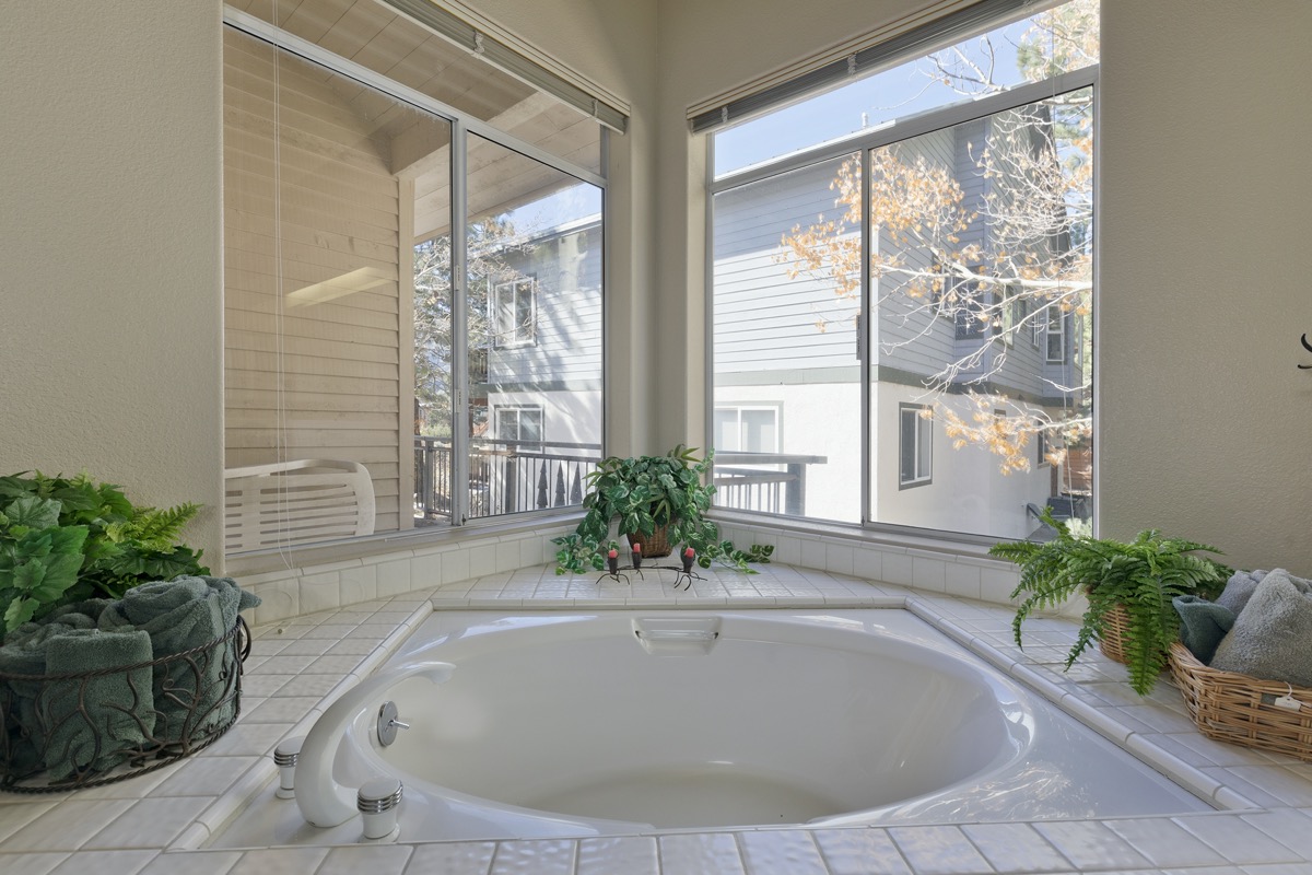Soaking Tub 106 Ridge Way