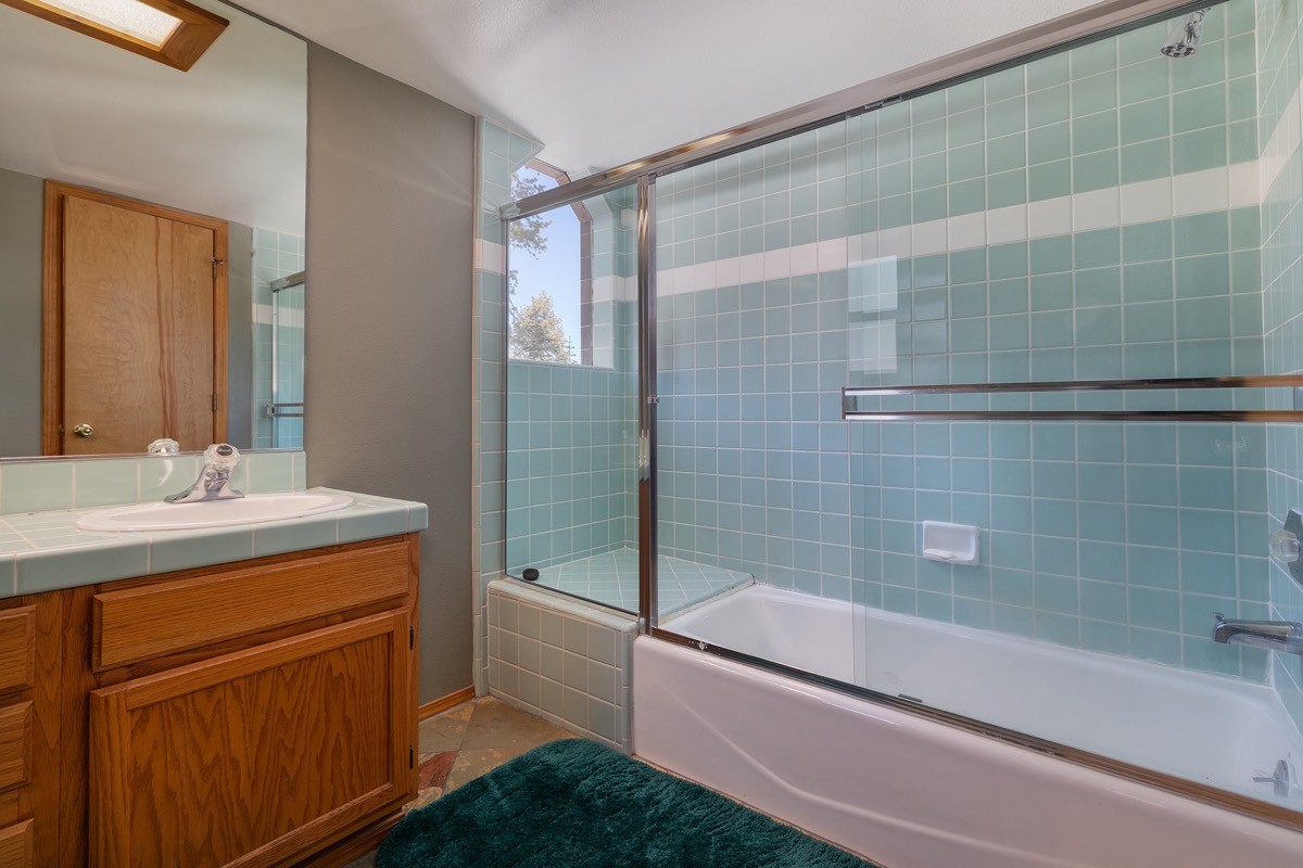 729 Canyon Blvd Master Bath