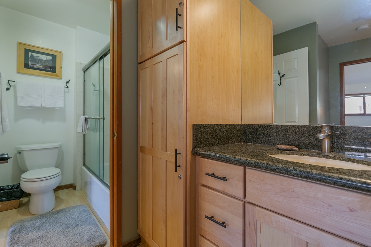 Show the bathroom Aspen Creek